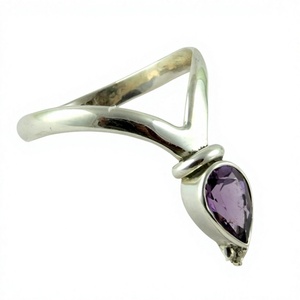 Anillos de Plata de Ley 925 con Amatista Ovalada Brillante y Engaste de Bisel Estilo Bohemio de Shri Ashapura Jewels para Aniversario de Bodas - Product Image 1