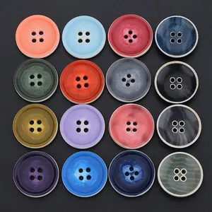 Bellissimi bottoni colorati in resina su misura moda Urea 4 fori guscio in resina abbigliamento cappotto camicia bottone colorato