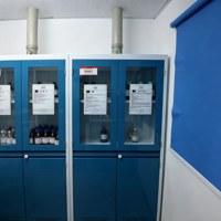 Gabinete de almacenamiento de productos químicos de laboratorio con ventilación Baitu para el almacenamiento seguro de productos químicos volátiles, odoros y corrosivos.