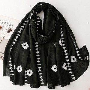 Écharpe brodée élégante de style ethnique, écharpe en gaze de style chinois/écharpe en soie, châle chaud et polyvalent, idéal pour les voyages dans le désert - Product Image 1