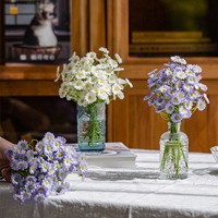 Bouquet de petites marguerites artificielles très tendance pour la décoration de salon – Art floral frais et simple pour bureau