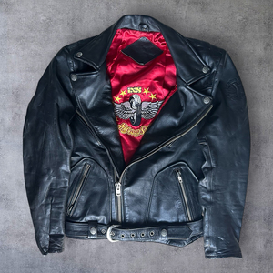 جاكيت دراجات نارية رجالي مخصص من الجلد الطبيعي، بتصميم عتيق مغسول ومُعتّق مع بطانة حمراء وتطريز، جاكيت راكب الدراجات مع حزام - Product Image 1