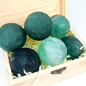 Esferas artesanales de cristal energéticas naturales de Venta caliente <span class=keywords><strong>Luna</strong></span> de fluorita <span class=keywords><strong>verde</strong></span> para Fengshui - Product Image 1