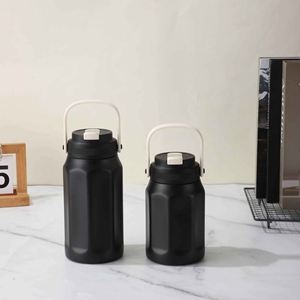 Botella de Agua Aislada al Vacío de Acero Inoxidable con Asa y Tapa, Diseño Minimalista para Viajes, Rendimiento Térmico de 24 Horas - Product Image 3
