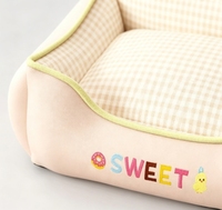 Canapé-lit pour animaux de compagnie bicolore pastel, extérieur rose, doublure à carreaux beige, dossier incurvé, coussin enveloppant, lavable, pour chien et chat