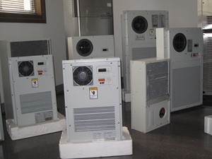 เครื่องปรับอากาศ W-TEL 1500W IP55 สำหรับตู้กันน้ำกลางแจ้ง พร้อมมอเตอร์อัตโนมัติ ปั๊มน้ำยาทำความเย็น R134a สำหรับตู้แบตเตอรี่กลางแจ้ง 220V - Product Image 2