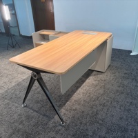 Bureau de direction ergonomique de luxe à hauteur fixe avec design moderne pour le télétravail