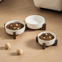 Bol en céramique NicePets avec motif de patte de chat en relief et support en bois d'acacia |   Design antidérapant avec empreintes de pattes 3D |   Bol de protection pour le cou surélevé