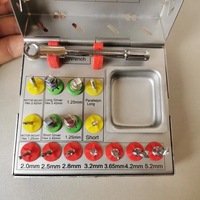 Kit d'outils pour chirurgie implantaire dentaire, comprenant un foret pilote, un foret guide, un tournevis, une clé et des accessoires de rallonge