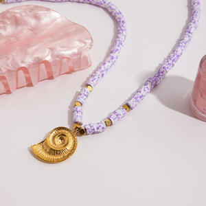 Collier pendentif coquillage en acier inoxydable et argile polymère avec breloque conque dorée, chaîne perlée violette, bijoux style resort - Product Image 2