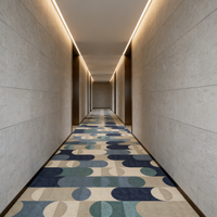 Strapazierfähiger Hotelkorridor-Teppich Axminster Wilton Polyester Blumenmuster Mittellanger Flor Feuerbeständiger Maßgefertigter Flur-Bodenteppich