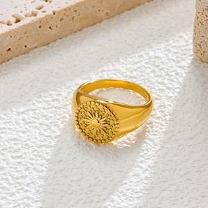 แหวนสแตนเลสชุบทอง 18K ลายโทเท็มดวงอาทิตย์ ประดับลายจุด ดีไซน์นูน ลวดลายทันสมัยสไตล์เรโทร แบรนด์หยวนเฮง เครื่องประดับสำหรับใส่ทำงาน - Product Image 3