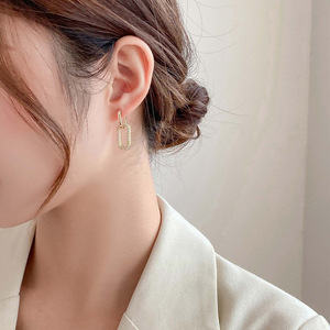 Pendientes de Aro Redondos Minimalistas con Baño de Oro, Joyería Geométrica para Mujer, Estilo Individualista, Dropshipping Shopify - Product Image 3