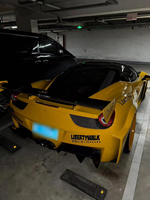 Kit carrosserie large style LB pour Ferrari 458, comprenant pare-chocs avant et arrière, spoiler et capot.