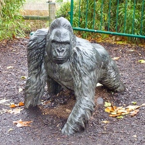 Prodotto di Tendenza: Bellissima Scultura Musicale di Gorilla Cantante in Ottone per Esterni - Product Image 3