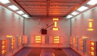Système de chariot sur rail en option, permettant une alimentation et un déchargement automatiques des pièces.