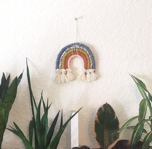 Décoration murale tendance en macramé arc-en-ciel - Product Image 1