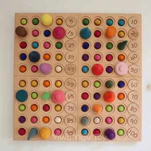 Tableau des cent chiffres en bois. Tableau de comptage Montessori 1-100, plateau en bois pour les nombres mathématiques. Activité préscolaire pour les tout-petits. - Product Image 1