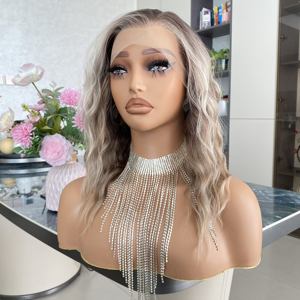 Perruque synthétique ondulée courte 13x6 avec raie au milieu, couleur brun clair avec mèches blondes, à prix abordable - Product Image 2