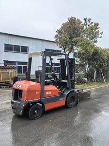 รถยกโตโยต้าดีเซล 3 ตัน ขับเคลื่อนล้อหน้า รถยกแบบถ่วงน้ำหนักสำหรับใช้งานนอกพื้นที่  สามเสา  พร้อมอุปกรณ์หนีบแบบแบน - Product Image 4