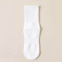Chaussettes de Pilates de haute qualité, douces au toucher, avec grip personnalisé brodé, antidérapantes