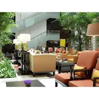Ensemble de mobilier de restaurant moderne rembourré pour café et hôtel : banquette, table et chaises pour hôtels