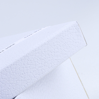 Emballage cadeau minimaliste blanc sur mesure, boîte rigide avec couvercle et base, avec un ruban en satin imprimé et un nœud