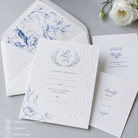 Suite d'invitations de mariage personnalisées bleu et blanc classiques, en papier gaufré de qualité supérieure avec motifs floraux en ligne