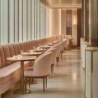 Meubles de restaurant élégants, chaises de salle à manger en cuir rose et banquettes avec tables rondes modernes pour café, salon de thé