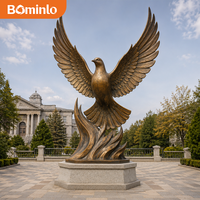 Sculpture d'aigle en bronze personnalisée avec base flamboyante pour les entrées de parcs, les espaces publics et les projets de paysagisme architectural