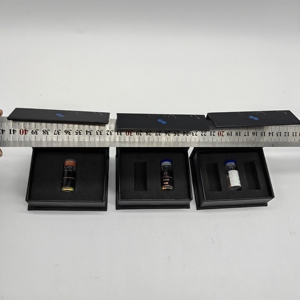 Caja Rígida para Viales con Cierre Magnético de Péptidos, Fabricada con Cartón de Materiales Reciclados, Laminación Mate, Inserto de Esponja EVA, para Crema Facial - Product Image 1
