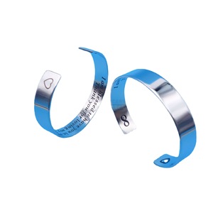 Bracelet en acier inoxydable en forme de C, gravé d'un motif flèche, ouvert, bijou cadeau - Product Image 5