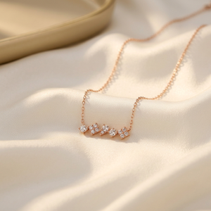 Collier superposable en or massif 18 carats avec pendentif diamant naturel, design géométrique exclusif, pour femme, usage quotidien. - Product Image 5