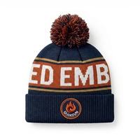 Bonnet en tricot jacquard acrylique bleu marine et orange brûlé avec pompon et patch brodé 3D pour homme – Collection Hiver