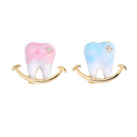 XILIANGFEIZI Broche en forme de dents mignonnes, plaqué cuivre, avec diamant dégradé, motif souriant, pour corsage, style original, pour costume et manteau, épingle anti-lumière