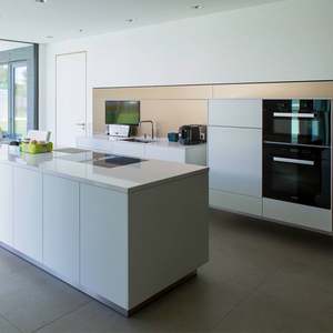 Nouvelle conception de panneau de porte laqué, armoires de cuisine modernes, style sans poignée, cuisine avec îlot en pierre de quartz pour l'amélioration de l'habitat - Product Image 2