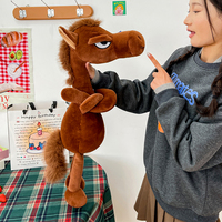 Peluche Cheval Tendance avec Pull – Jouet en Peluche Cheval à l'Attitude Cool – Cadeau Créatif et Article Promotionnel pour la Vente en Gros et au Détail