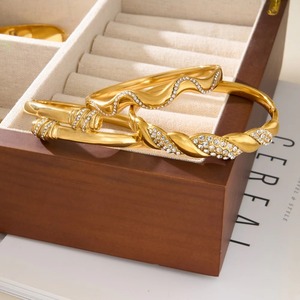 Bracelet Iced Out Wave en acier inoxydable plaqué or 18 carats avec zircon, super brillant, style vintage, bijoux de luxe pour femmes - Product Image 3