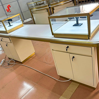 Comptoir de présentation pour bijoux et montres, cadre en acier inoxydable doré brossé avec deux vitrines en verre, unités de comptoir laquées crème