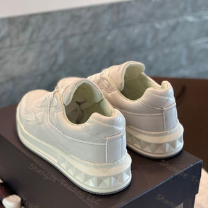 Chaussures de ville blanches pures en gros, chaussures de marche décontractées tendance et luxueuses, chaussures de sport à semelle épaisse rehaussante - Product Image 4