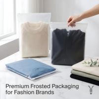 Sacs Ziplock Autoportants en PE Personnalisés, Emballage Écologique Compostable et Recyclable, Sacs à Fermeture Éclair Translucides Givrés avec Impression Offset du Logo pour Vêtements