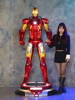 Patung Karakter Marvel 1:1 Ornamen Besar Bercahaya Iron Man Dekorasi Kafe Internet Bioskop