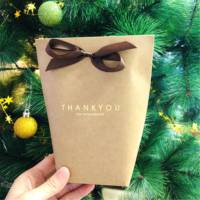 Individuelle Merchandise-Tasche Braune Kraftpapier-Versandtasche 3-Farbige Süßigkeiten-Papiertüte mit Schleifenband Faltbare Geschenktüten