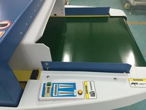 Yalis สายพานลำเลียงสเตนเลสสตีลมีความแม่นยำสูงใหม่เครื่องตรวจจับเข็มสำหรับเสื้อผ้าสิ่งทอยีนส์เครื่องหนัง - Product Image 5