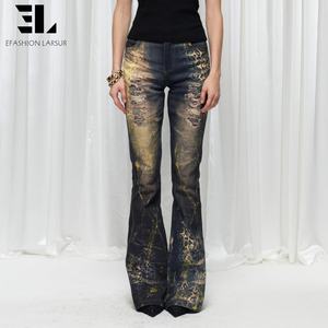 بنطلون جينز نسائي ضيق بتصميم مخصص من LARSUR، مطبوع بنقشة الفهد، مغطى بطبقة شمعية، بقصة واسعة من الأسفل، مع تمزقات وغسيل مميز - Product Image 1