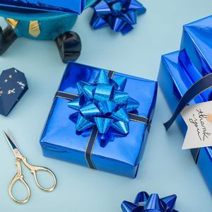 Papel de Regalo Metalizado Homeral en Rollo, Azul Marino, 17 pulgadas x 32.8 pies, Papel Metalizado de una Cara para Envolver Regalos de Cumpleaños y Navidad - Product Image 2