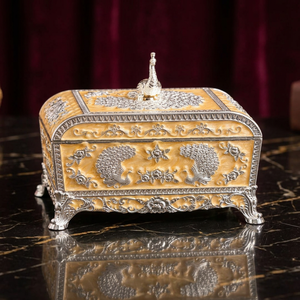 Boîte à bijoux de luxe en argent allemand à motif paon |   Coffret en métal gaufré moderne avec doublure en velours, boîte de rangement décorative pour souvenirs Nirmala - Product Image 1