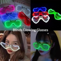 Nouvelles Lunettes en Plastique à Éclairage Dynamique en Forme de Cœur pour Influenceurs TikTok, Idéales pour Concerts, Bars, Discothèques, Jouet Lumineux pour Jeunes et Cheerleading
