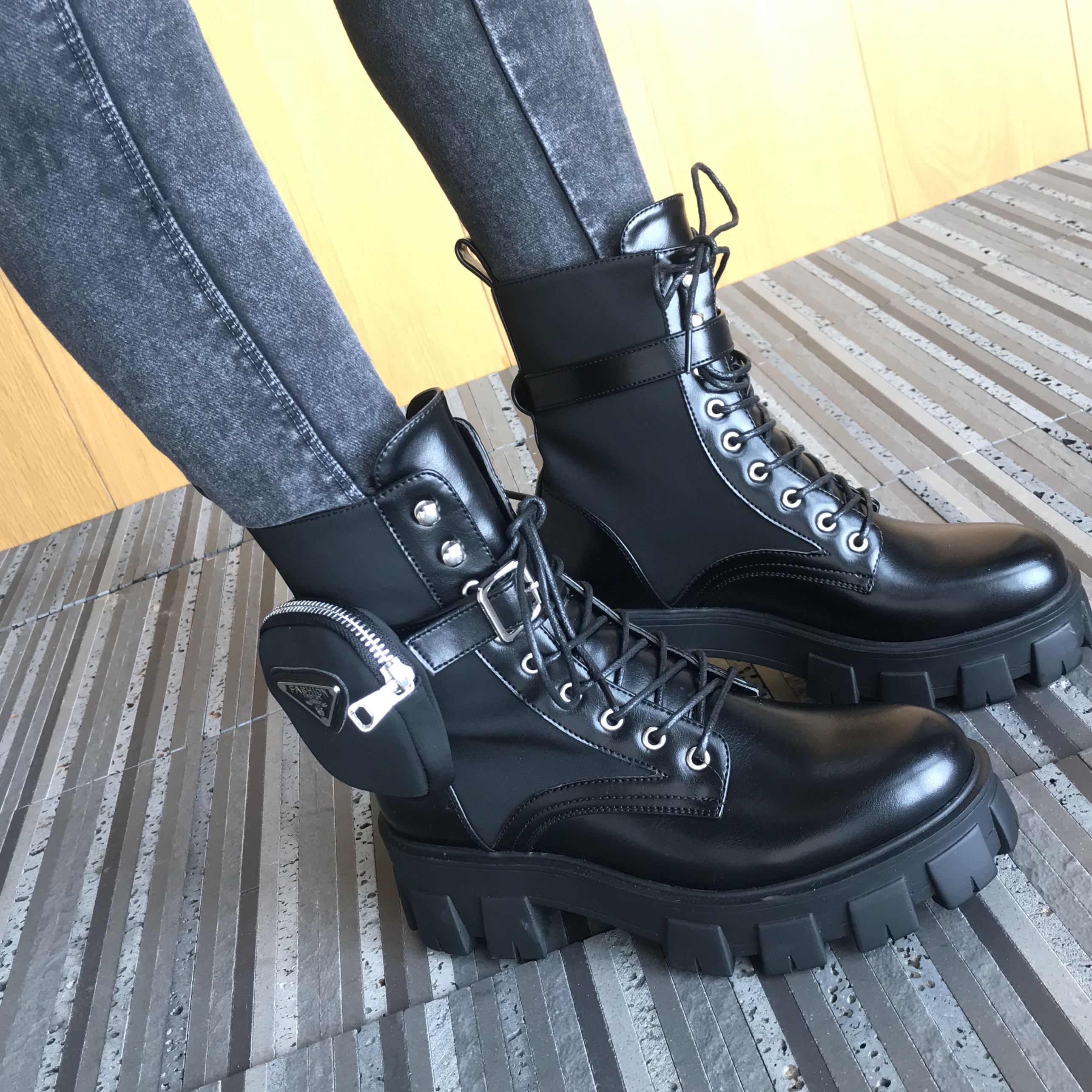 2021 новый дизайн; Модные ботинки с карманами; Женские ботинки до середины икры на шнуровке; Популярная женская обувь