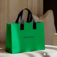 Sac en carton blanc de luxe avec poignée en ruban, sac en papier économique pour la vente au détail, sac en papier personnalisé imprimé, sac cadeau de luxe imprimé, sac de shopping en papier